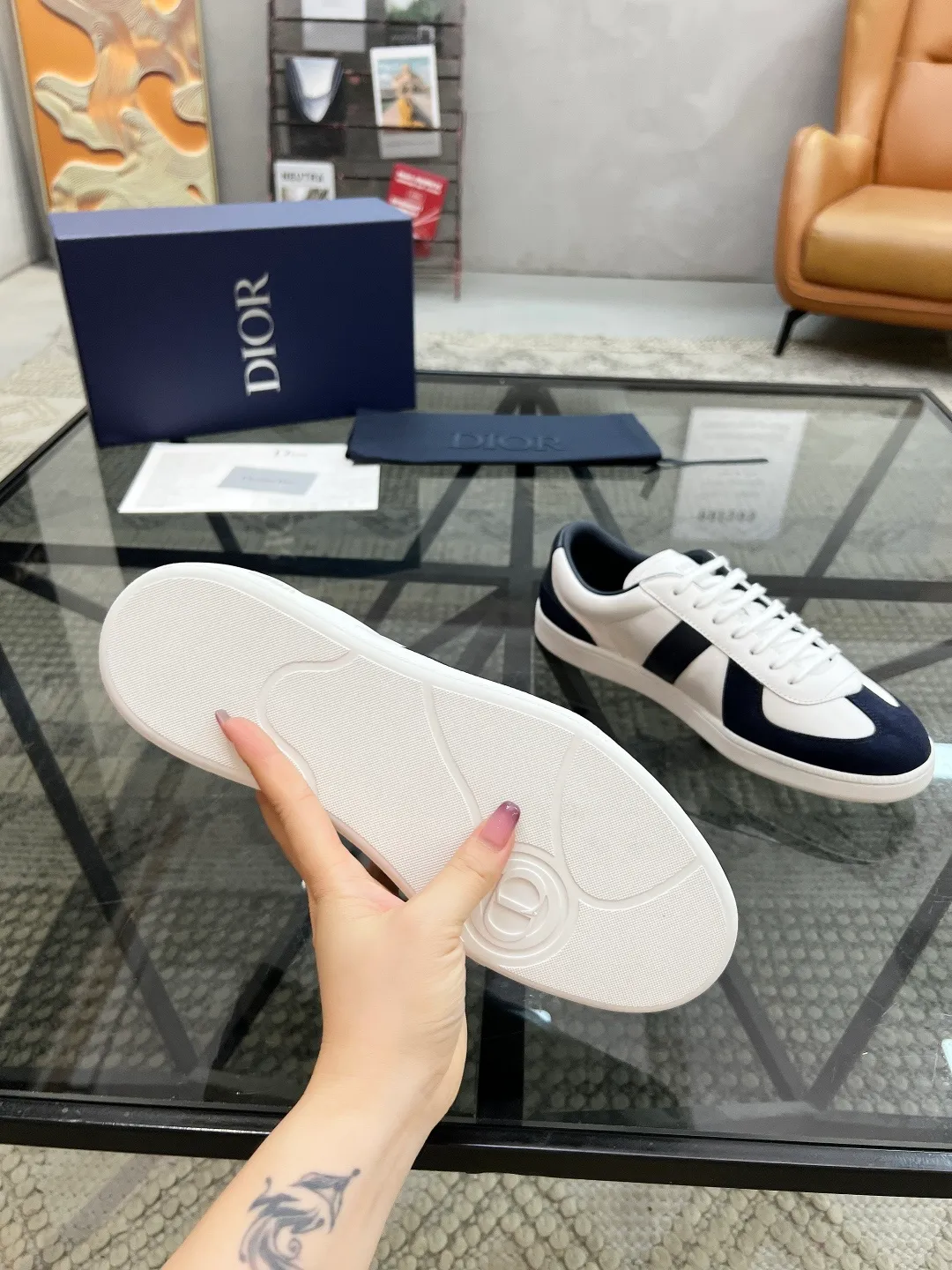 Factory price: 400💰🔍Top purchasing agent🇮🇹 Dior's super popular sneakers are available at the new counter simultaneously. The uppers are made from Italian original imported cowhide with cloth fabrics. The logo graphics are perfectly reproduced with complex craftsmanship that is necessary for fashionistas. Imported soft water-dyed cow lining and cowhide feet Sole: The original sole is specially provided by the original factory, the exclusive movable molded sole is super comfortable, the original factory follows the order, 🔍🔍high quality, you can enter and exit the counter at will, welcome to compare, the code number is 39-44 (order 38 45)